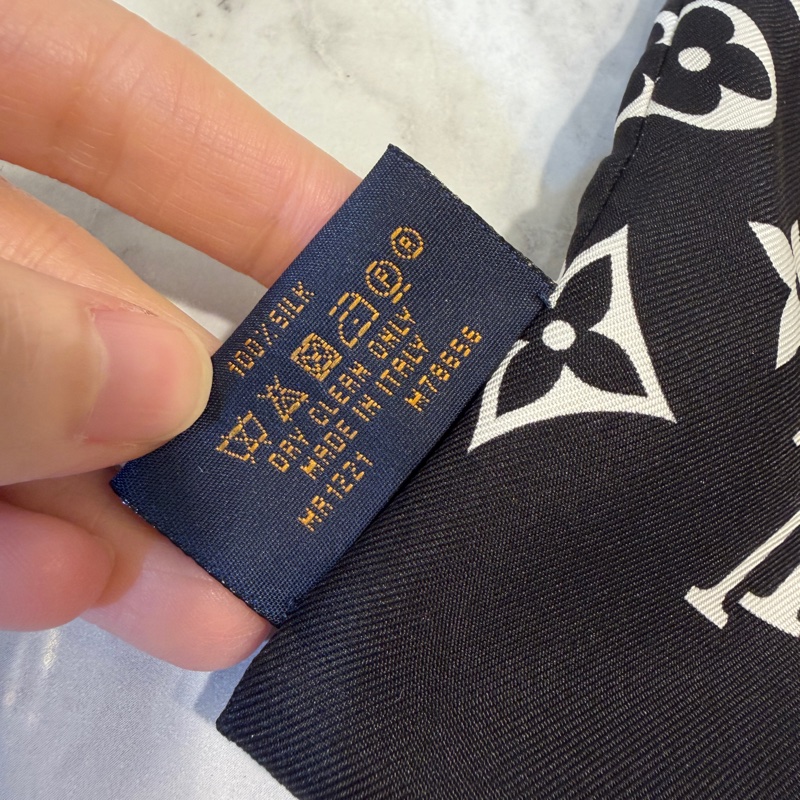 LV 黑白底鏈條樣式Confidential長條絲巾M78656-3