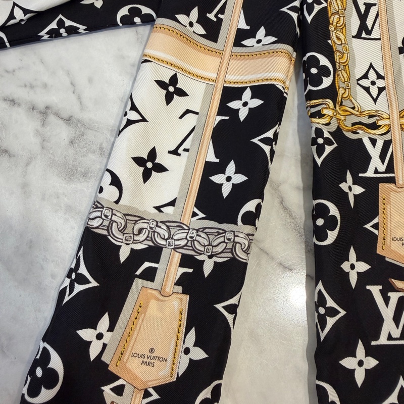 LV 黑白底鏈條樣式Confidential長條絲巾M78656-4