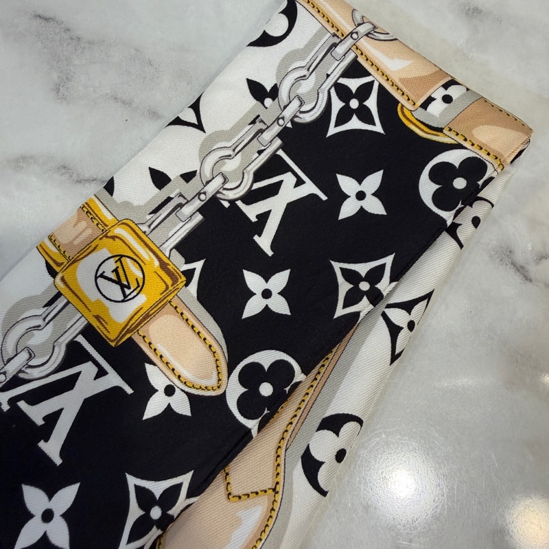 LV 黑白底鏈條樣式Confidential長條絲巾M78656-9