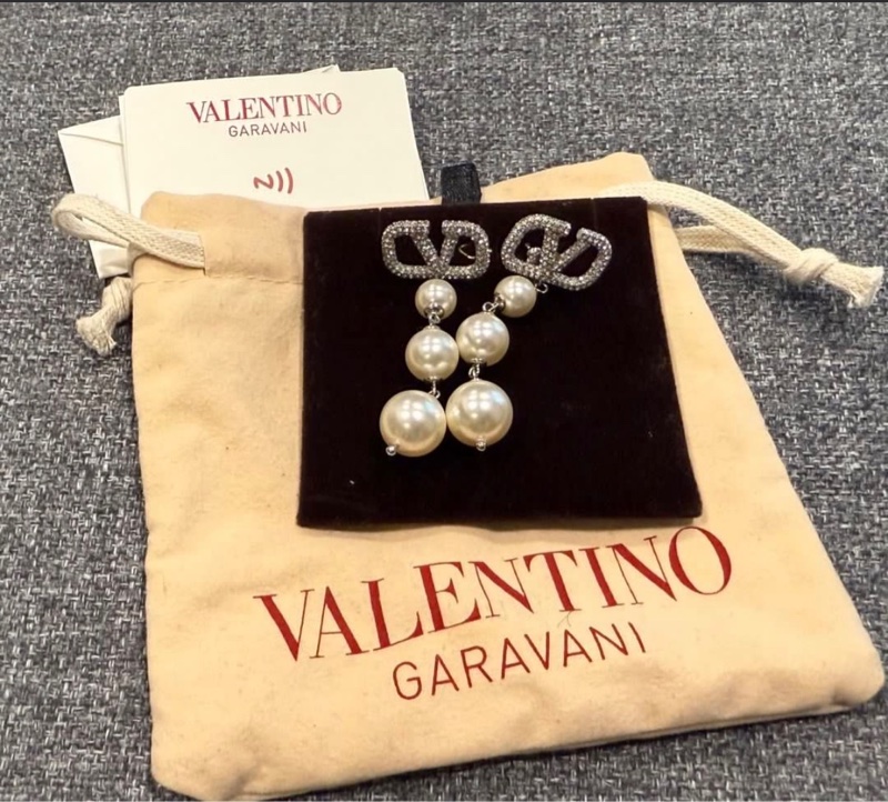 valentino 精品 珍珠 銀耳環 適合晚宴、婚禮，頒獎典禮（只有試戴）原價近3萬 可小議價-1
