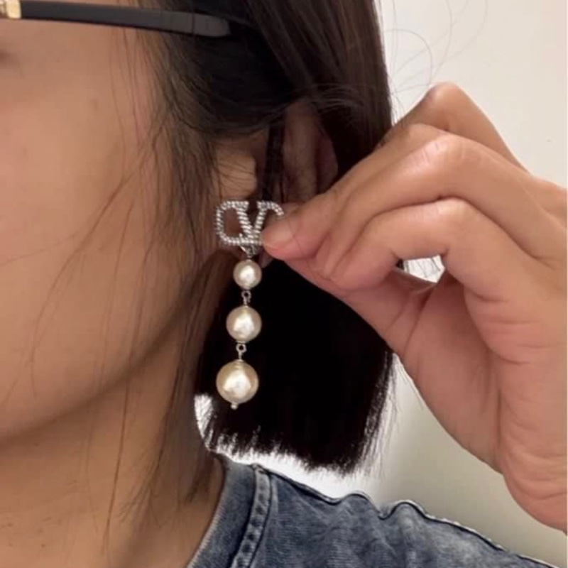 valentino 精品 珍珠 銀耳環 適合晚宴、婚禮，頒獎典禮（只有試戴）原價近3萬 可小議價-4