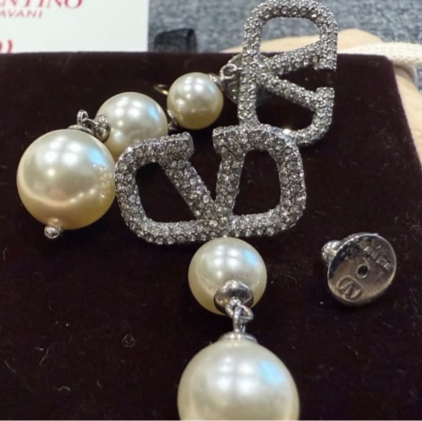 valentino 精品 珍珠 銀耳環 適合晚宴、婚禮，頒獎典禮（只有試戴）原價近3萬 可小議價-6