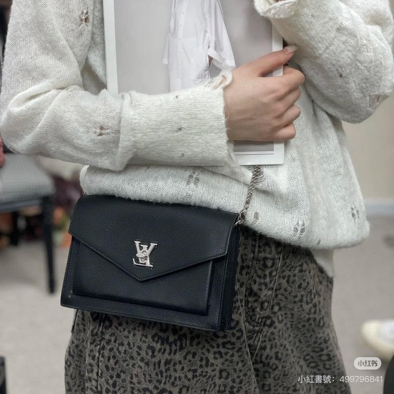 LV M51418 MYLOCKME 質感小牛皮肩斜背翻蓋銀鍊包(黑)郵差包.斜背包 肩背包-8