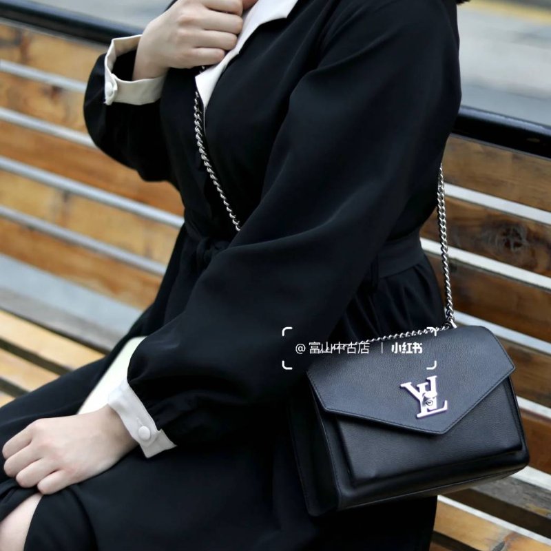 LV M51418 MYLOCKME 質感小牛皮肩斜背翻蓋銀鍊包(黑)郵差包.斜背包 肩背包-11