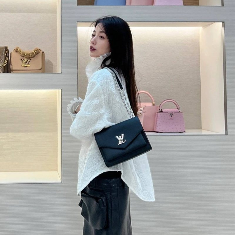 LV M51418 MYLOCKME 質感小牛皮肩斜背翻蓋銀鍊包(黑)郵差包.斜背包 肩背包-22