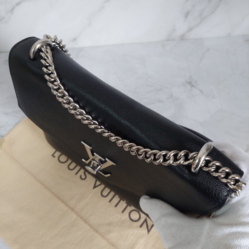 LV M51418 MYLOCKME 質感小牛皮肩斜背翻蓋銀鍊包(黑)郵差包.斜背包 肩背包-57