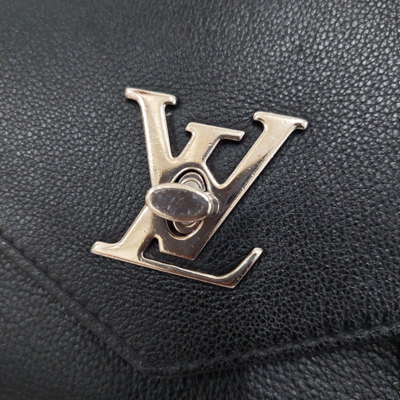 LV M51418 MYLOCKME 質感小牛皮肩斜背翻蓋銀鍊包(黑)郵差包.斜背包 肩背包-65