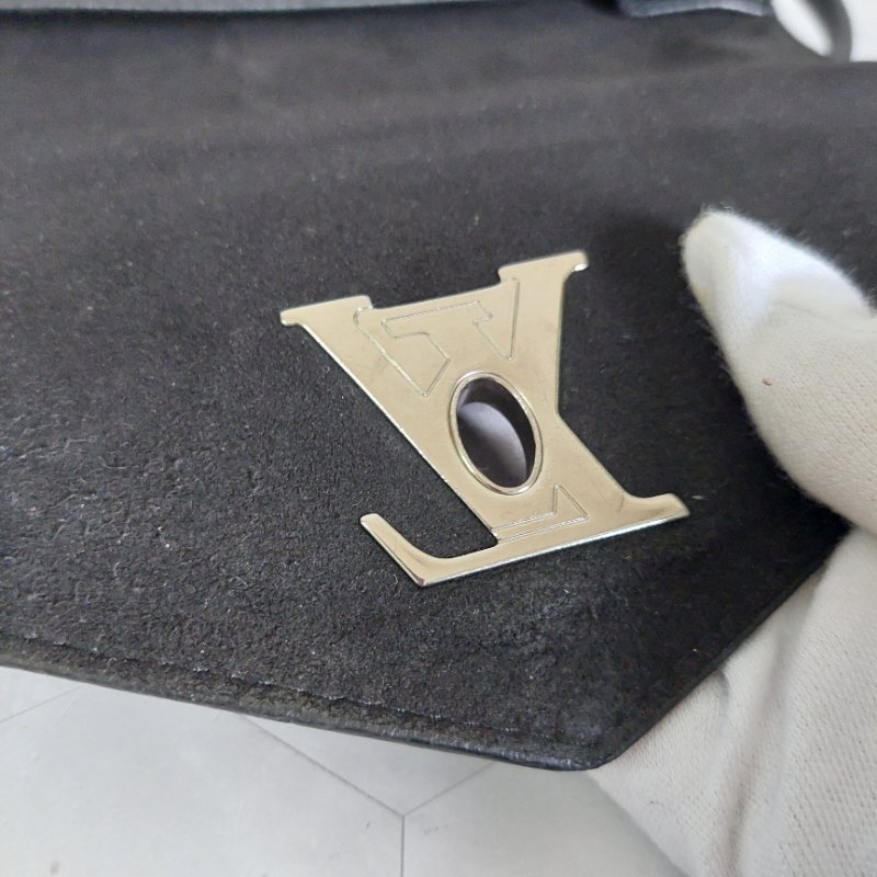 LV M51418 MYLOCKME 質感小牛皮肩斜背翻蓋銀鍊包(黑)郵差包.斜背包 肩背包-70