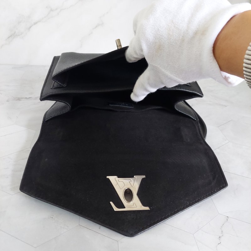 LV M51418 MYLOCKME 質感小牛皮肩斜背翻蓋銀鍊包(黑)郵差包.斜背包 肩背包-71