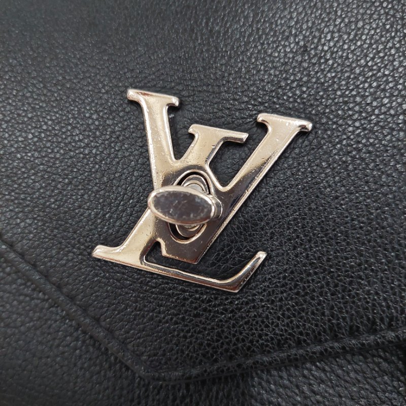 LV M51418 MYLOCKME 質感小牛皮肩斜背翻蓋銀鍊包(黑)郵差包.斜背包 肩背包-84