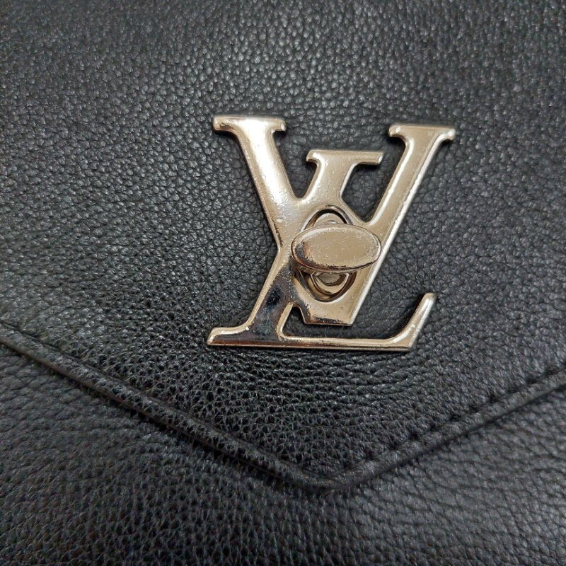 LV M51418 MYLOCKME 質感小牛皮肩斜背翻蓋銀鍊包(黑)郵差包.斜背包 肩背包-86