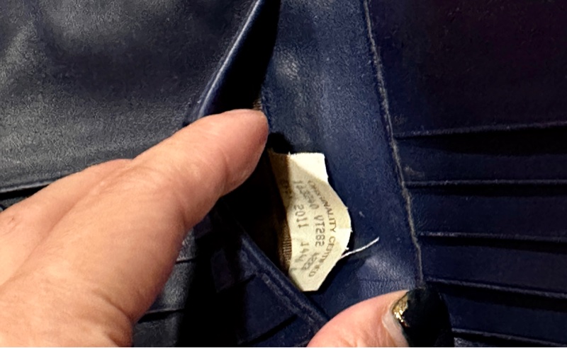 Bottega Veneta短夾-近8成新保證正品 !換新皮包所以偏宜販售!藍紫色中性款!無瑕疵!只有皮夾無其他配件!-1