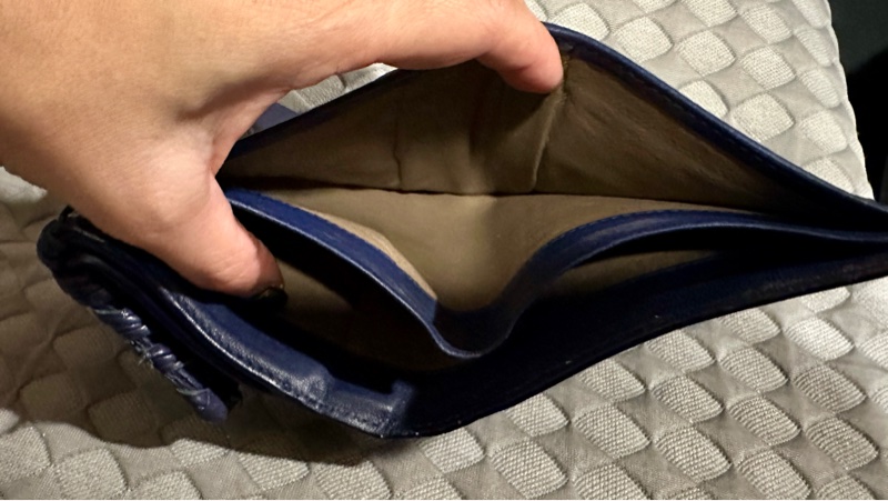 Bottega Veneta短夾-近8成新保證正品 !換新皮包所以偏宜販售!藍紫色中性款!無瑕疵!只有皮夾無其他配件!-6