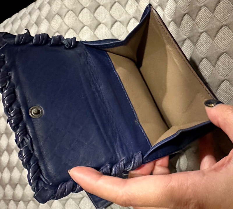 Bottega Veneta短夾-近8成新保證正品 !換新皮包所以偏宜販售!藍紫色中性款!無瑕疵!只有皮夾無其他配件!-18