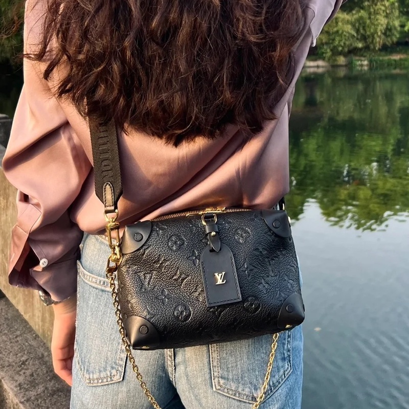 🈶購證99新🆕人見人愛款😻Lv黑金全皮壓紋八角軟盒子單肩斜挎包-4