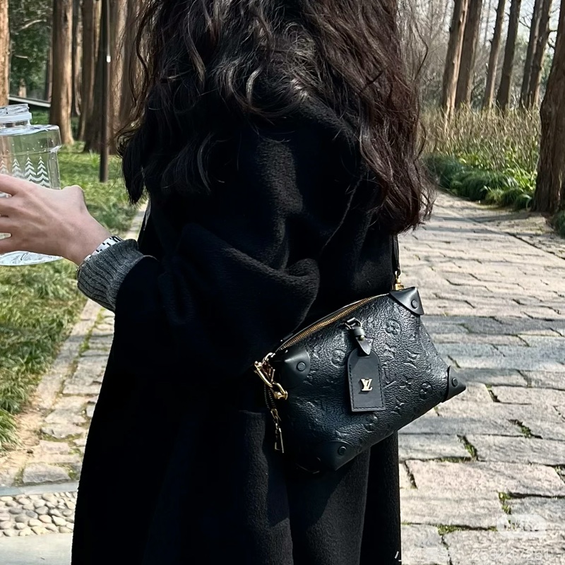 🈶購證99新🆕人見人愛款😻Lv黑金全皮壓紋八角軟盒子單肩斜挎包-6