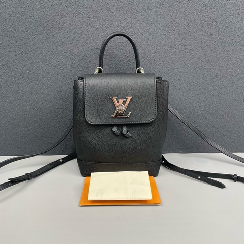 LV lockme系列 黑銀 mini雙肩包 98新 尺寸約16*19*10。