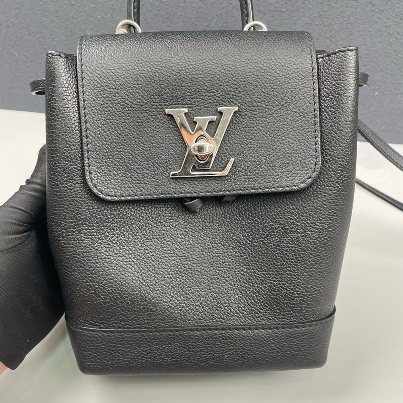 LV lockme系列 黑銀 mini雙肩包 98新 尺寸約16*19*10。-10