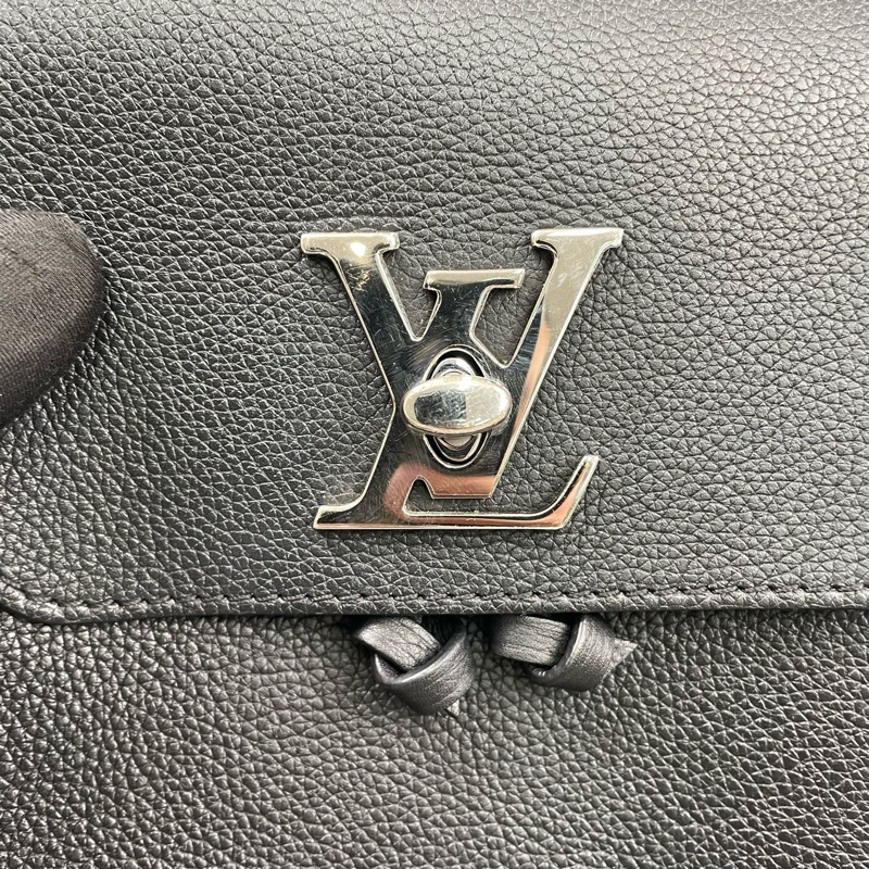 LV lockme系列 黑銀 mini雙肩包 98新 尺寸約16*19*10。-14