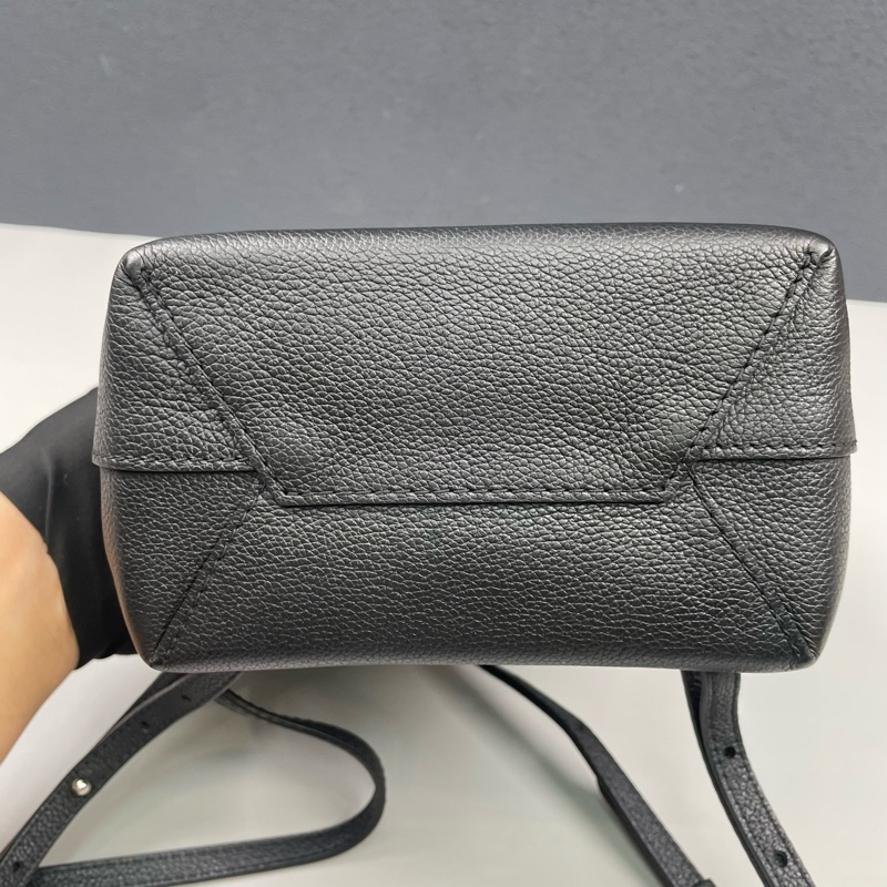 LV lockme系列 黑銀 mini雙肩包 98新 尺寸約16*19*10。-15