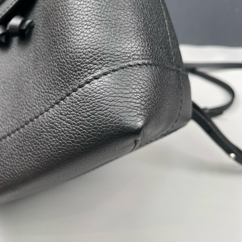 LV lockme系列 黑銀 mini雙肩包 98新 尺寸約16*19*10。-22