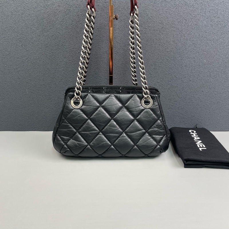 Chanel 黑銀全皮拼毛呢孟買系列保齡球鏈條包 鐳射18開 尺寸約26*15*14cm。-2