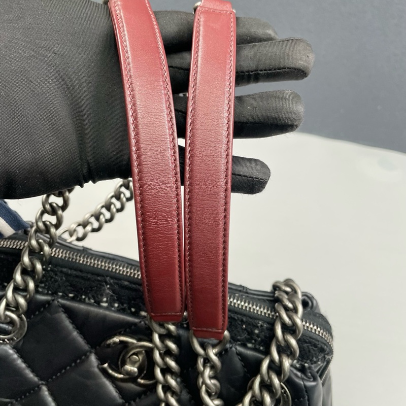 Chanel 黑銀全皮拼毛呢孟買系列保齡球鏈條包 鐳射18開 尺寸約26*15*14cm。-22