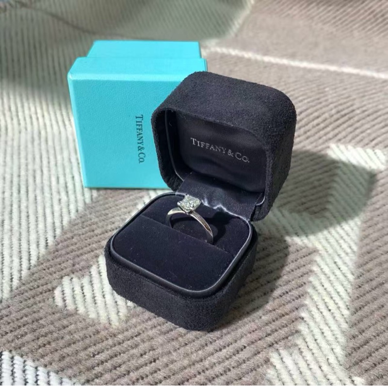 Tiffany1 克拉方鑽戒指 52 號，主鑽 1.08 克拉，i 色，vvs2-3