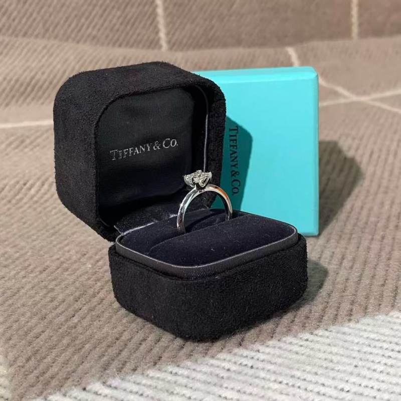 Tiffany1 克拉方鑽戒指 52 號，主鑽 1.08 克拉，i 色，vvs2-5