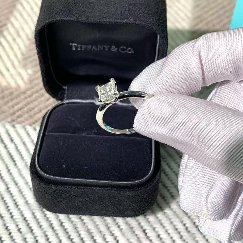 Tiffany1 克拉方鑽戒指 52 號，主鑽 1.08 克拉，i 色，vvs2-6