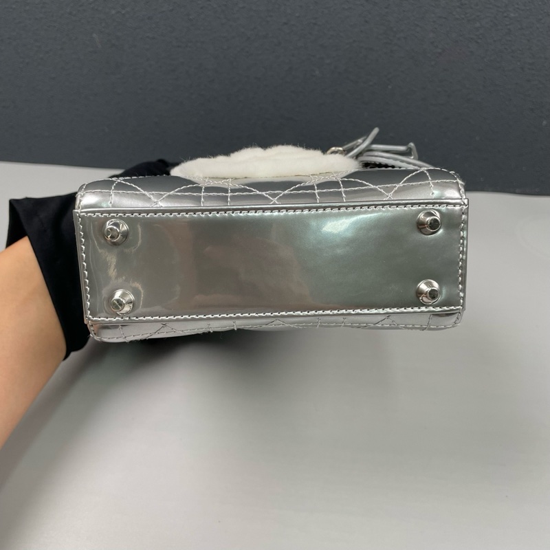 Dior迪奧 限量銀色全皮小熊mini戴妃包 尺寸約14*12*6cm。-4