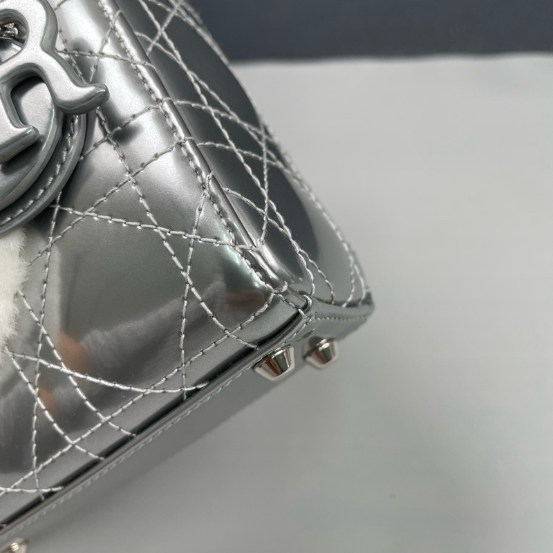 Dior迪奧 限量銀色全皮小熊mini戴妃包 尺寸約14*12*6cm。-23