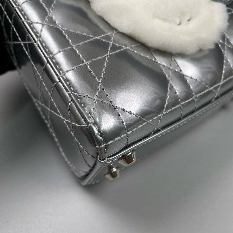 Dior迪奧 限量銀色全皮小熊mini戴妃包 尺寸約14*12*6cm。-24