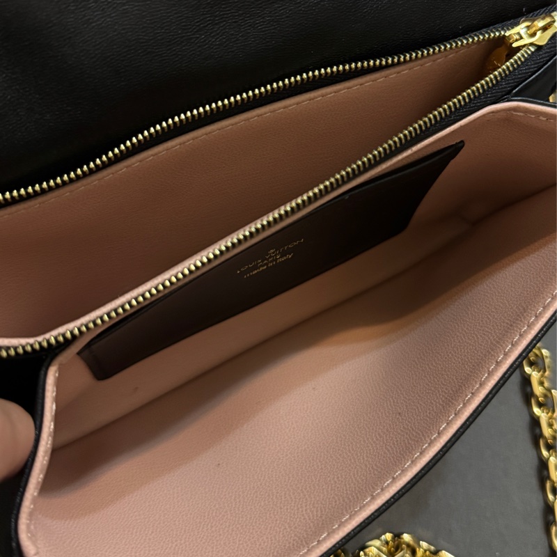 LV Pochette Coussin M82116-4