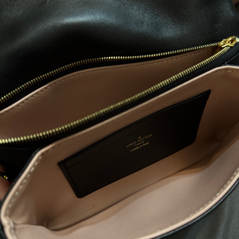 LV Pochette Coussin M82116-12