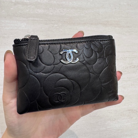 Chanel 黑羊皮山茶花壓印零錢鑰匙包