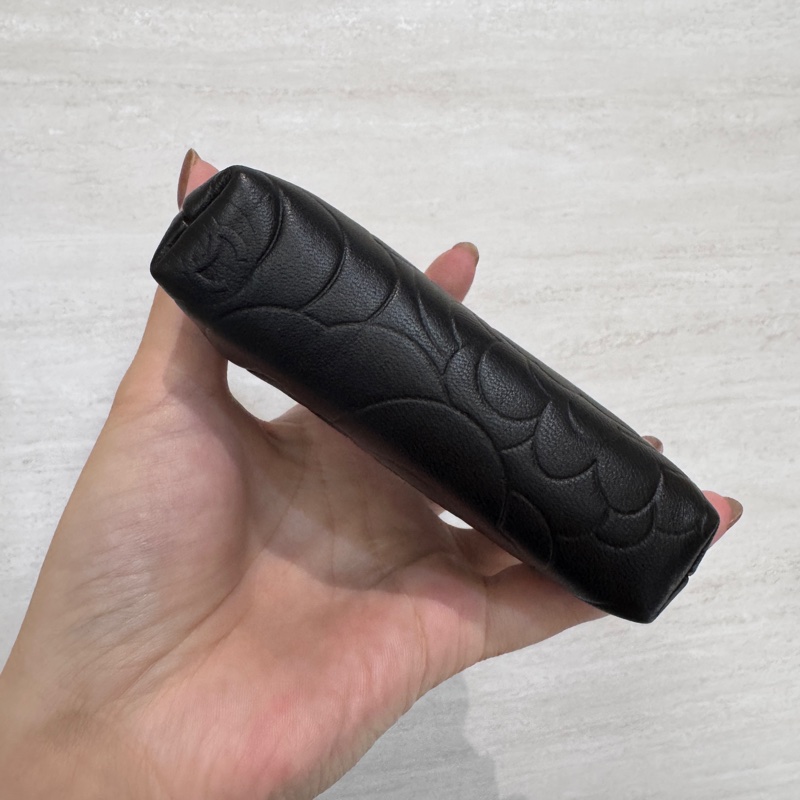 Chanel 黑羊皮山茶花壓印零錢鑰匙包-2