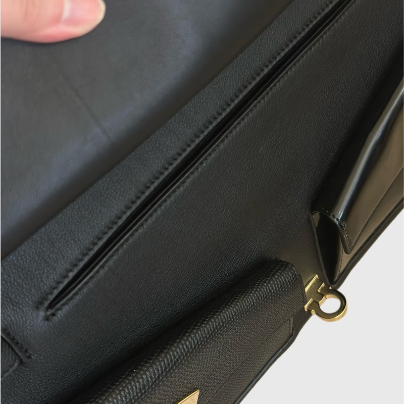 近全新 Ferragamo｜SS25 Large Hug Clutch Bag 大號 2 用肩背擁抱包-8