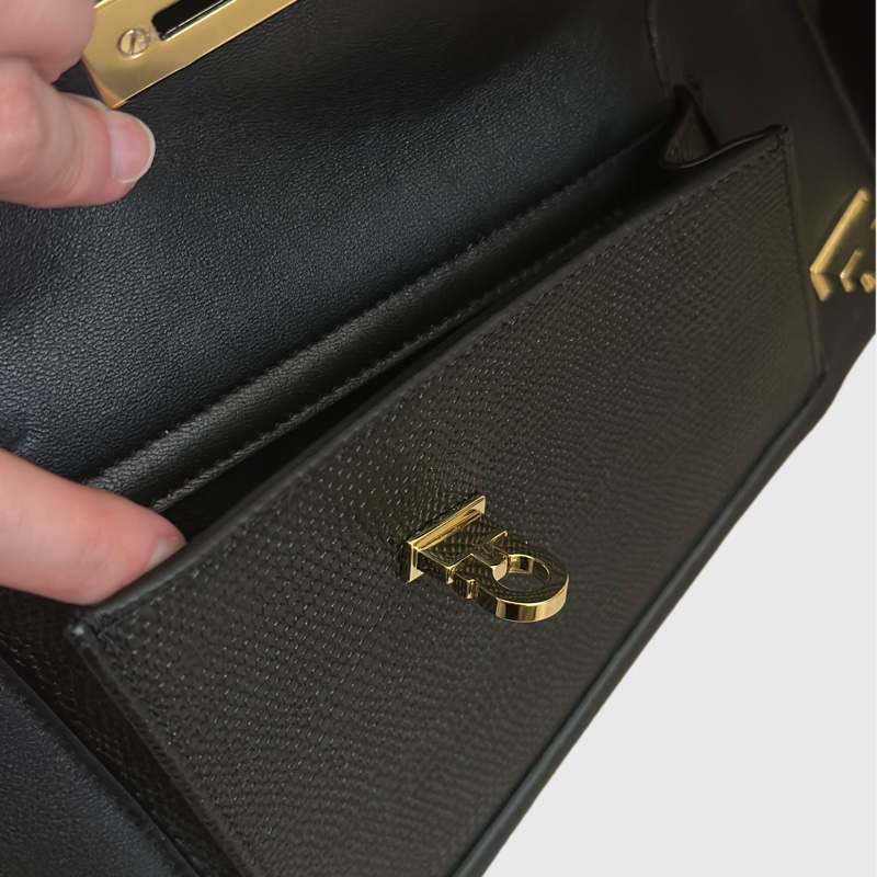 近全新 Ferragamo｜SS25 Large Hug Clutch Bag 大號 2 用肩背擁抱包-9