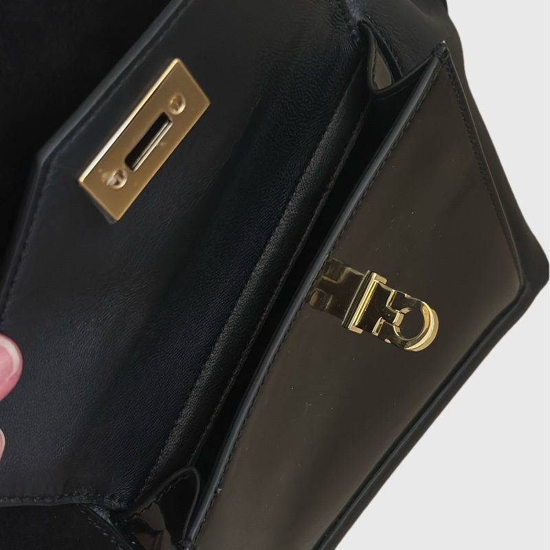 近全新 Ferragamo｜SS25 Large Hug Clutch Bag 大號 2 用肩背擁抱包-10