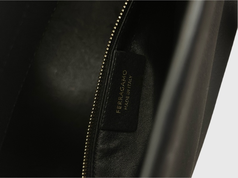 近全新 Ferragamo｜SS25 Large Hug Clutch Bag 大號 2 用肩背擁抱包-14