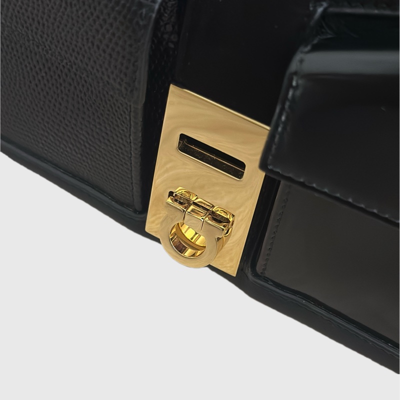 近全新 Ferragamo｜SS25 Large Hug Clutch Bag 大號 2 用肩背擁抱包-15