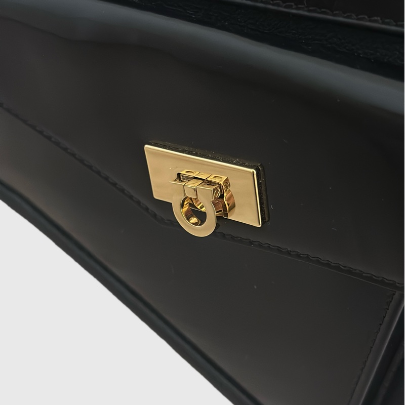 近全新 Ferragamo｜SS25 Large Hug Clutch Bag 大號 2 用肩背擁抱包-16