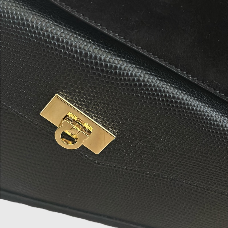 近全新 Ferragamo｜SS25 Large Hug Clutch Bag 大號 2 用肩背擁抱包-17