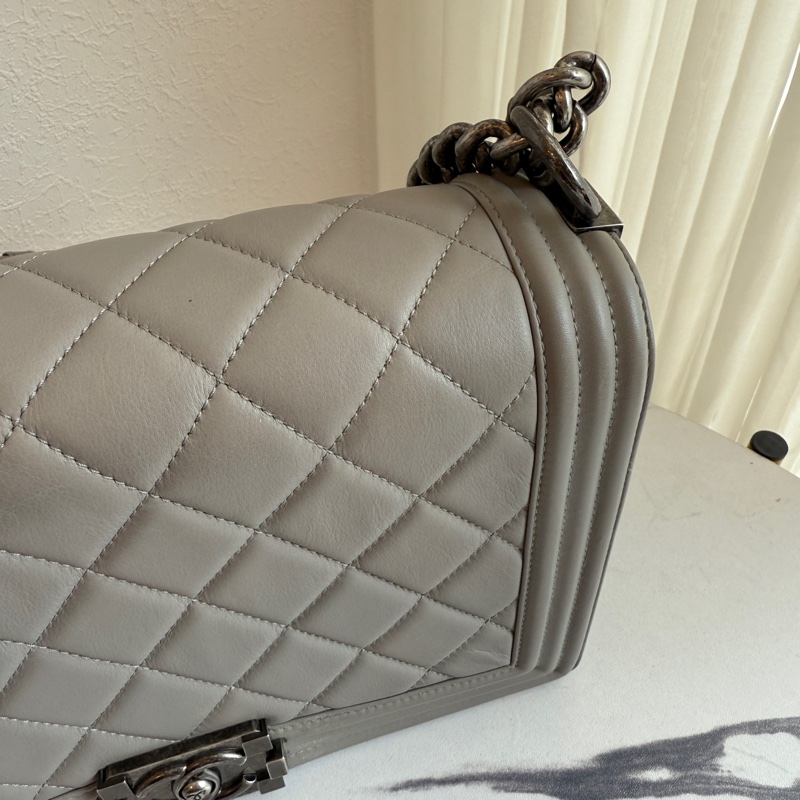 Chanel boy28 灰色羊皮 質感色-2