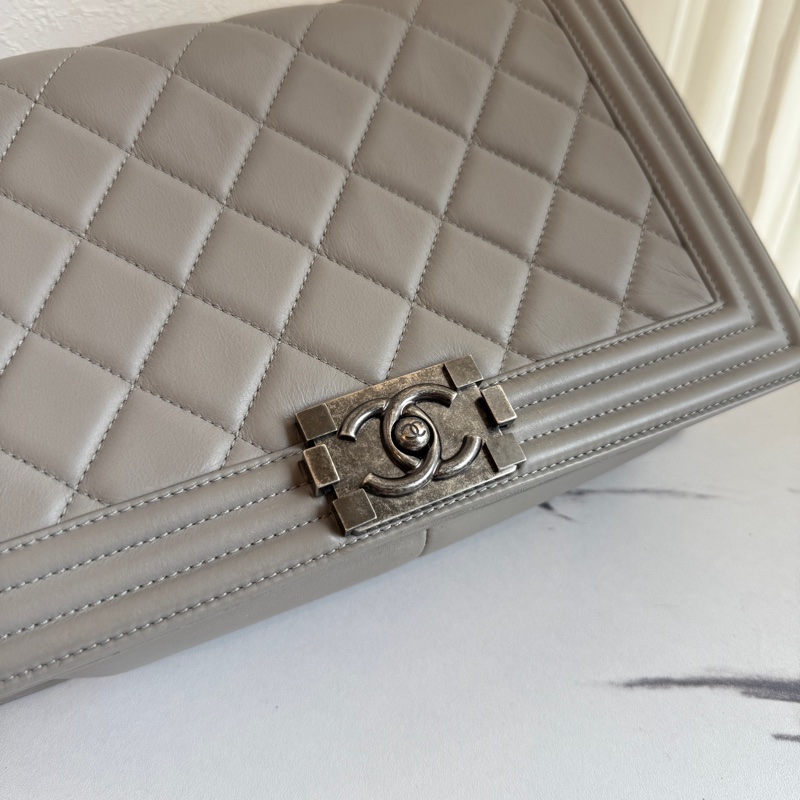 Chanel boy28 灰色羊皮 質感色-3