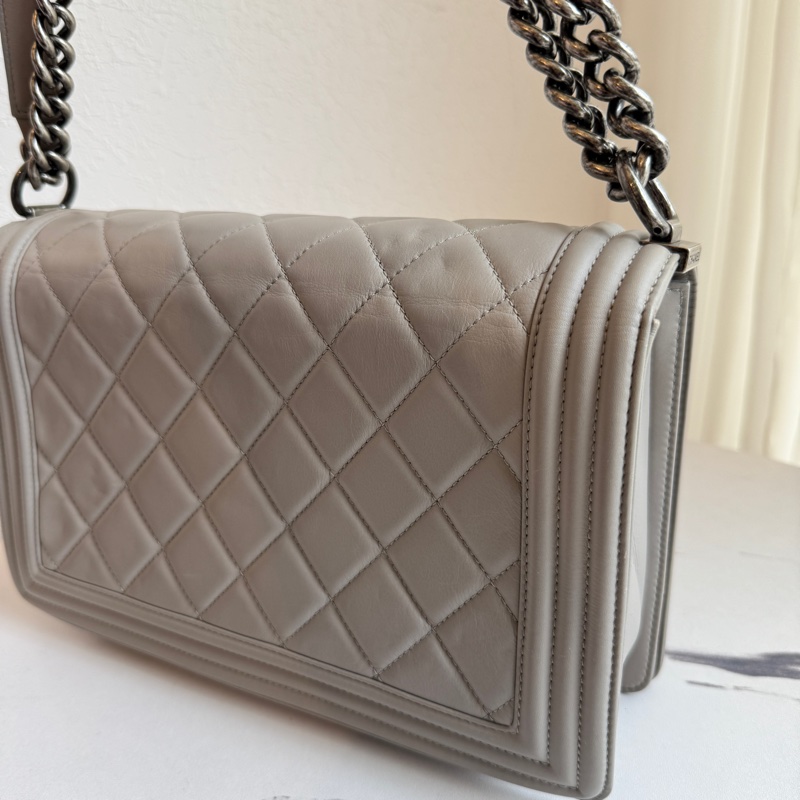 Chanel boy28 灰色羊皮 質感色-4