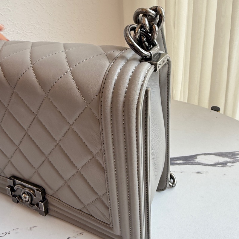 Chanel boy28 灰色羊皮 質感色-6