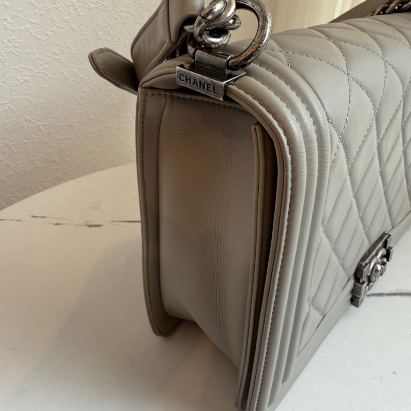 Chanel boy28 灰色羊皮 質感色-7