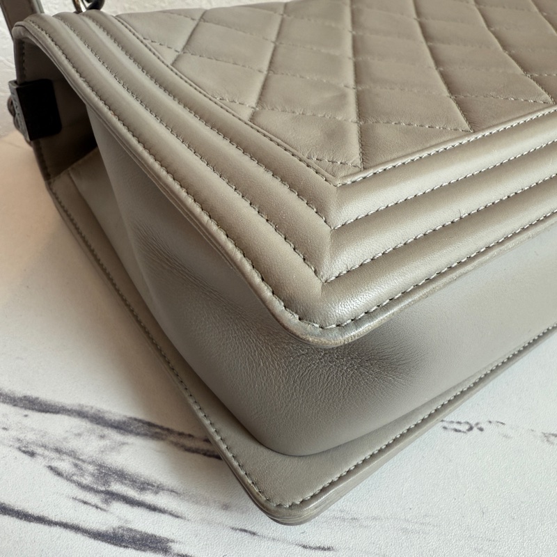 Chanel boy28 灰色羊皮 質感色-9